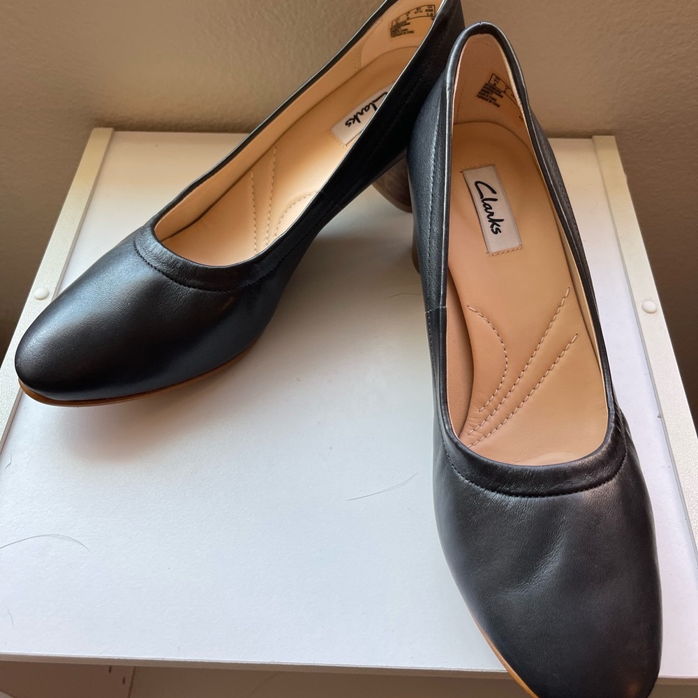 7M Black leather Clark shoes